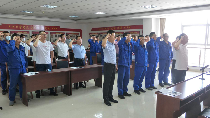 公司黨委組織2019年度新發展黨員進行入黨宣誓儀式 (3).jpg